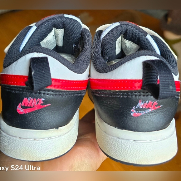 Sz 1.5Y Big Kids NIKE COURT BOROUGH 2.0 Low Bungee Laces/Adjustable Strap Shoes - Picture 5 of 8